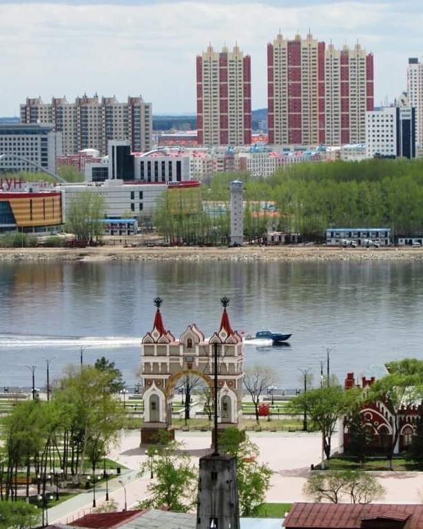 Триумфальная арка, Амур и высотки китайского Хэйхэ за рекой