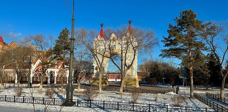 Триумфальная арка на набережной Амура