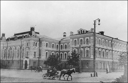 Мужская гимназия Благовещенска на архивном снимке начала XX века