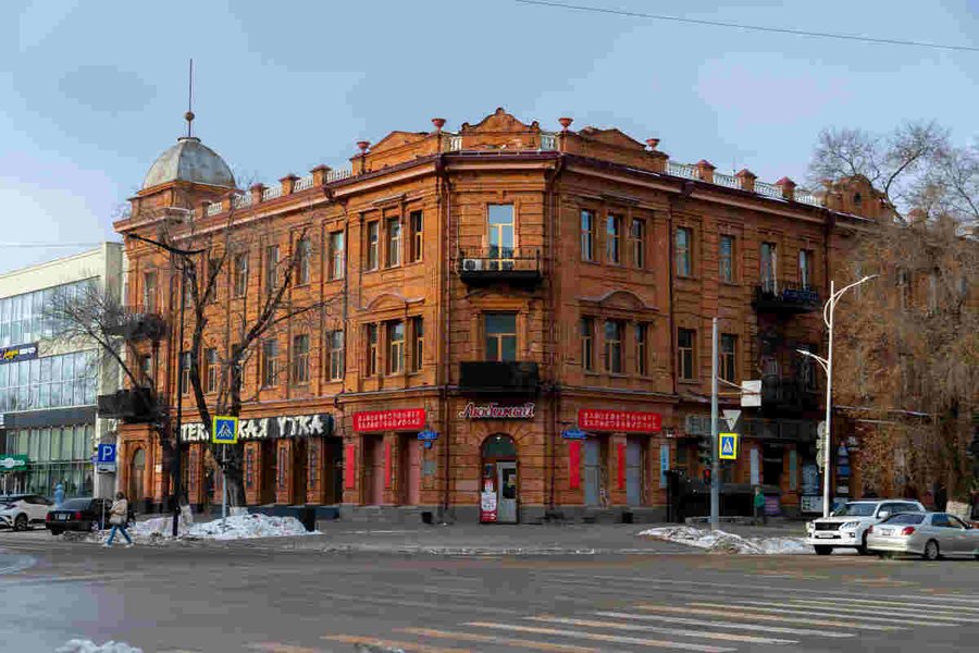 То же здание сегодня: кафе и офисные помещения