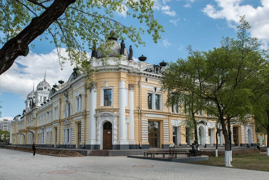 Торговый дом «И. Я. Чурин и Ко» в Благовещенске: жёлто-белый фасад с куполом и скульптурами