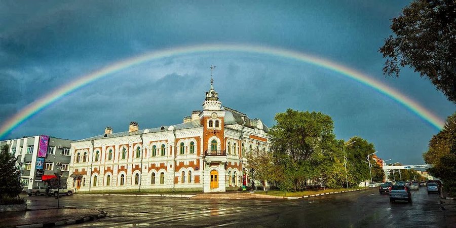 Амурский областной краеведческий музей в Благовещенске, над зданием радуга после дождя