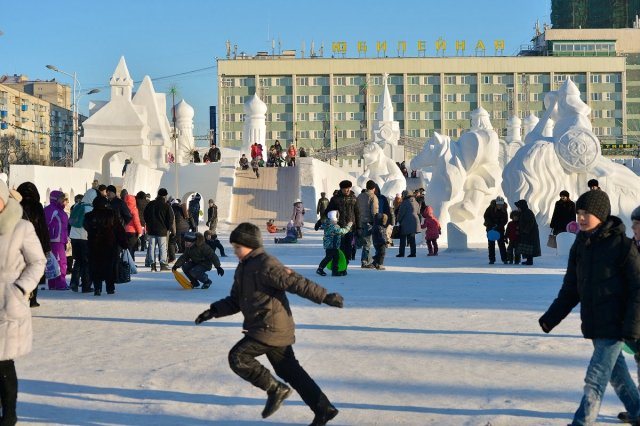 Ледовый городок со снежными скульптурами на площади в Благовещенске