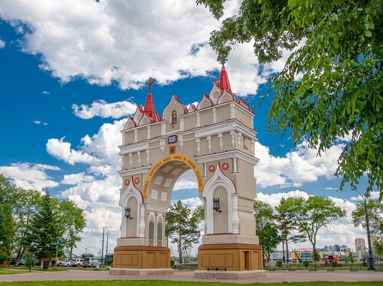 Триумфальная арка летом, зелень и синее небо