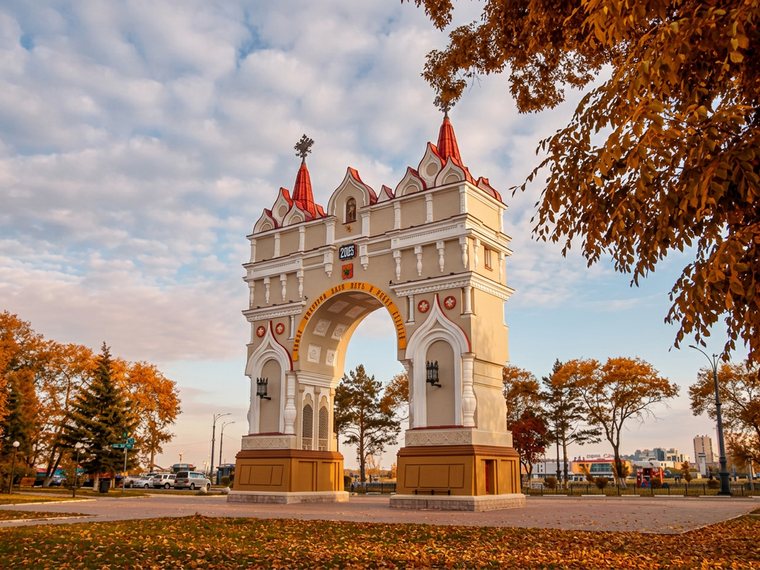 Триумфальная арка осенью, золотая листва